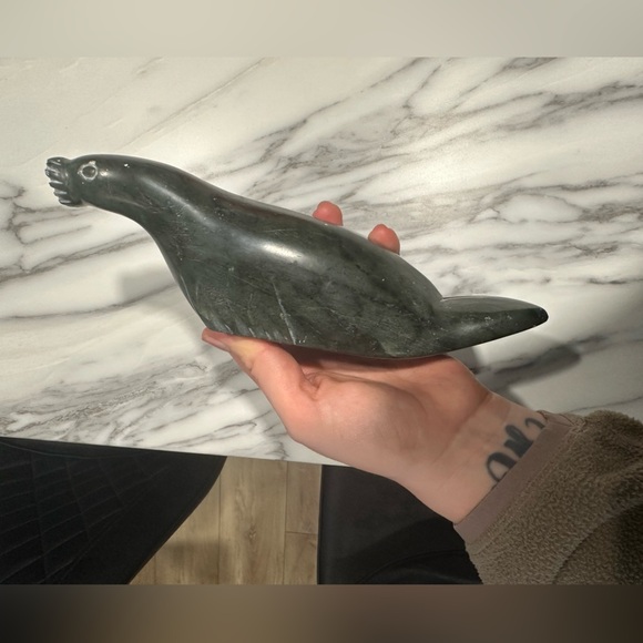 1989 INUIT SOAPSTONE SEA LION SCULPTURE - Picture 1 of 10